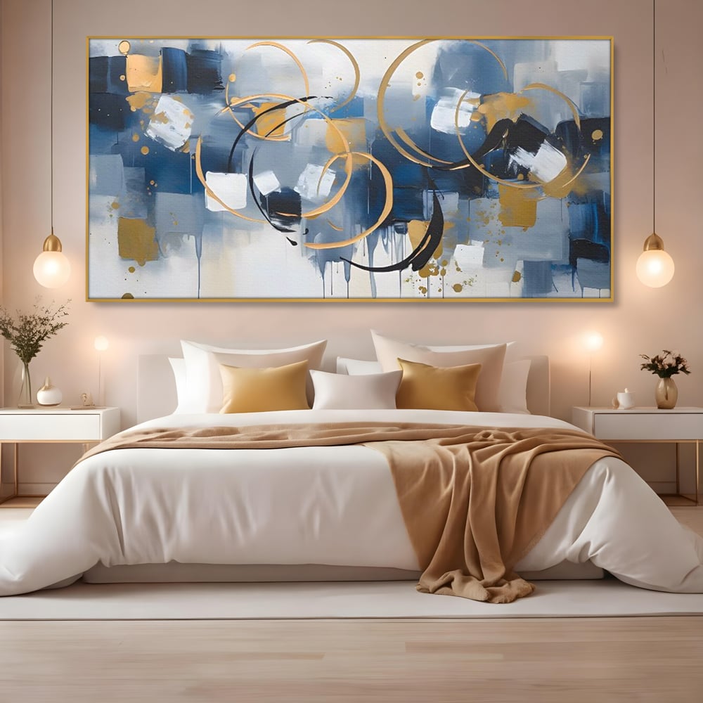 Tablou canvas cu pictura abstracta cu cercuri aurii si albastre, in rama de aluminiu auriu, pe perete intr-un dormitor